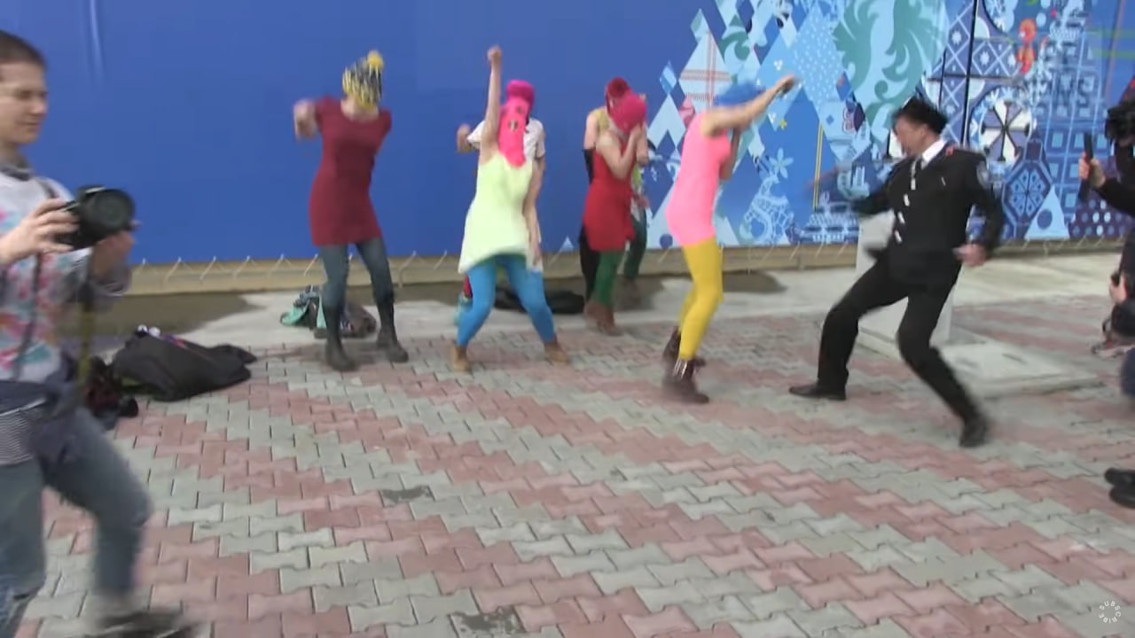 Нападение казаков на Pussy Riot в Сочи / скриншот из репортажа Vice News