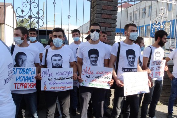 Crimean Tatar activists in front of the Southern District Military Court before the announcement of the verdict for the defendants of the Second Bakhchysarai Group, 16 September 2020 / Photo: Crimean Solidarity