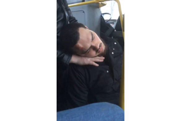 Избитый мужчина, его забрали на скорой помощи, Санкт-Петербург, 31 января 2021 года / Фото прислали ОВД-Инфо очевидцы