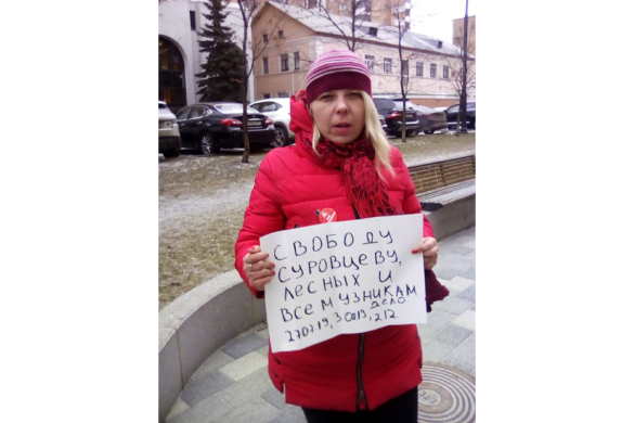 Дарья Полюдова в одиночном пикете / Фото со страницы Полюдовой в фейсбуке