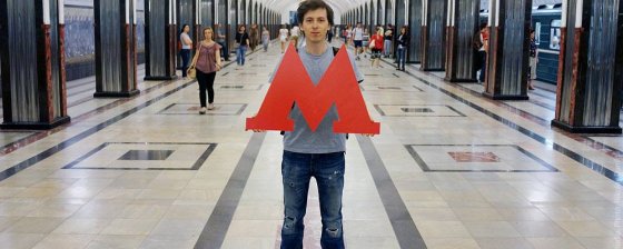 «А зачем убегал?»: автору логотипа московского метро сломали ногу перед акцией у мэрии