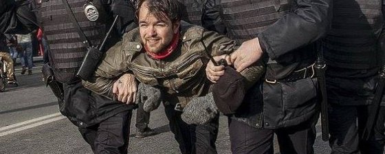 Какие-то люди в костюмах полицейских