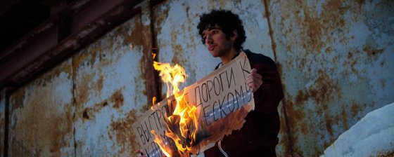 Синее платье, желтые цветы. Как активист Аршак Макичян женился, выступил против войны, уехал из России и лишился гражданства