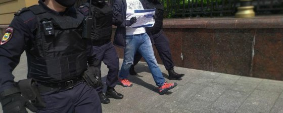 Задержания на одиночных пикетах 30 мая в поддержку задержанных. Онлайн