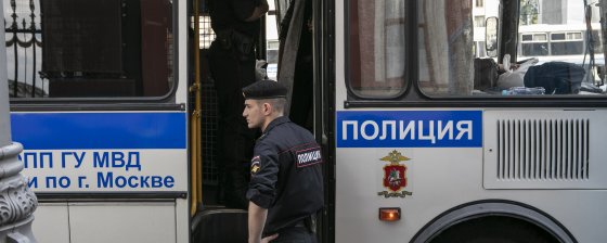 У задержанных отбирают вещи и телефоны в автозаке: новая тенденция московских митингов