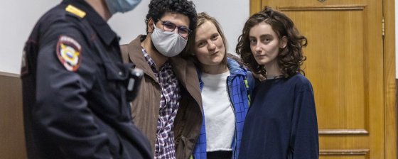 Зачем судья навязывает редакторам DOXA защитников по назначению и что с этим делать? Рассказывает адвокат Дмитрий Захватов