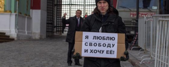 Стоит человек, мерзнет, протестует, а ему полиция теплые перчатки подвозит