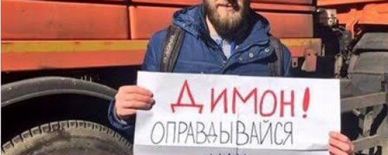 Свернутый плакат и интеллигентная компания