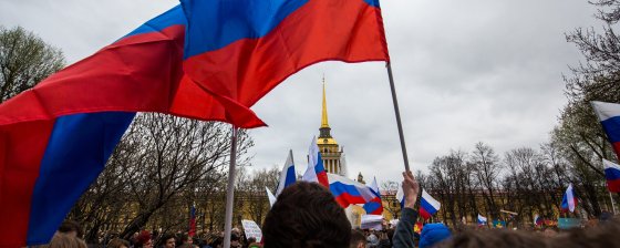 Оттоптались на кизильщике: с петербургских оппозиционеров требуют 11 миллионов за цветы