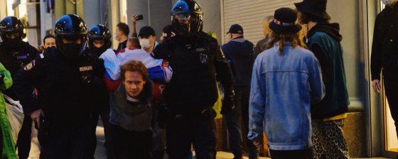 «Порвали футболку, таскали за волосы»: рассказы об акции против изменения Конституции