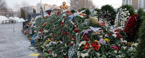 «Настоящая Россия — здесь, в этой очереди. Она другая». Что говорят люди у могилы Навального