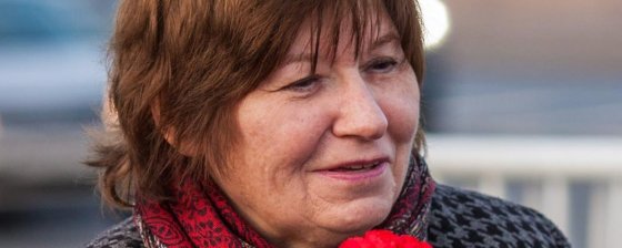 Не передо мной, а впереди меня