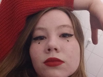      В автозак за плакат в сумке: рассказ задержанной на акции в поддержку Юлии Цветковой
    