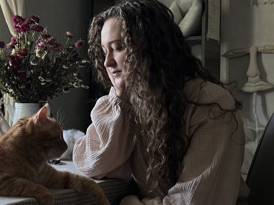      «У меня внутри огромная дыра. Из нее дует ветер». Интервью с художницей Алисой Горшениной, которую вынудили уехать из России
    