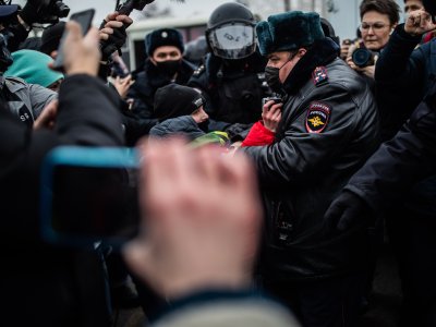      Поминутный контроль. Как власти противостояли участию школьников в акциях за Навального
    