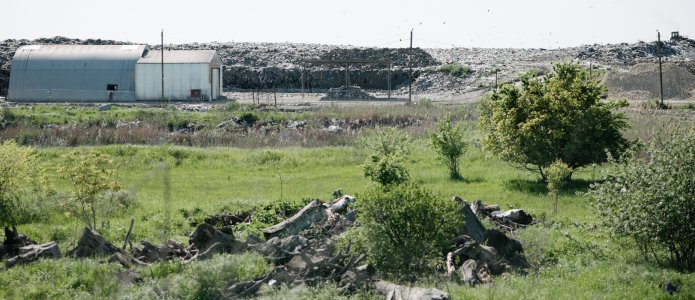 «Хоть убивайте нас, хоть едьте по нам». Как кубанская станица борется со свалкой, окруженной рисовыми чеками