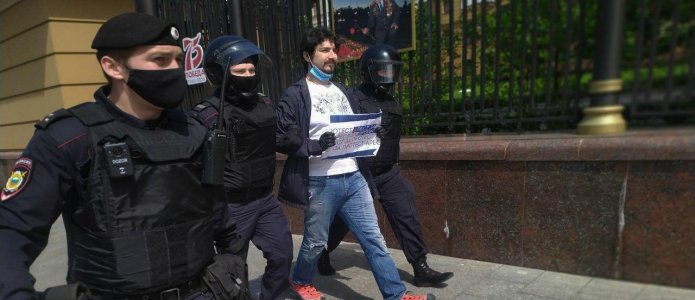 Задержания на одиночных пикетах 30 мая в поддержку задержанных. Онлайн