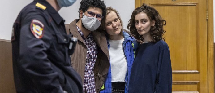 Зачем судья навязывает редакторам DOXA защитников по назначению и что с этим делать? Рассказывает адвокат Дмитрий Захватов