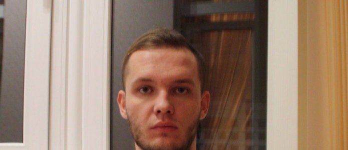 На твердых лавочках в пятнах засохшей крови