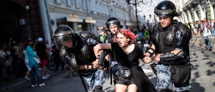 Раздевания под камерами, сексизм и давление: с чем сталкиваются женщины при задержании на политических акциях