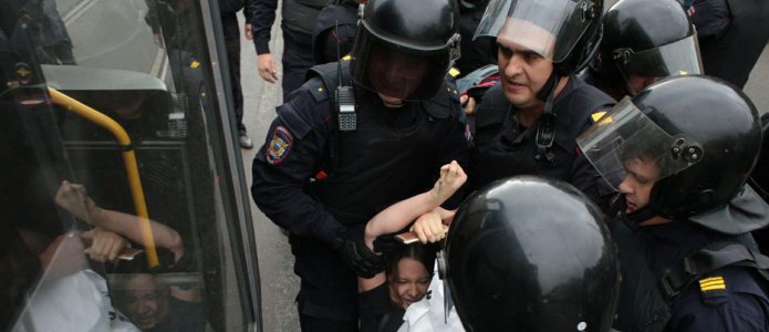 Задержания, избиения, уголовные дела: как прошли акции против пенсионной реформы