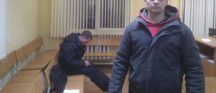 «Он в подъезде написал на стене. Мы его повезем в суд… э-ээ… к следователю»